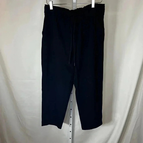 Lululemon On The Fly Size 10 Cropped Athletic Pants Black Athleisure Sport Outdo - Picture 1 of 5